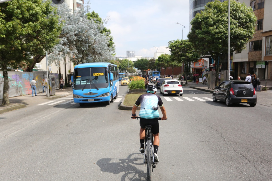 Manizales: la ciclobanda pedalea en el limbo, 3 ciclistas piden mejoras; Alcaldía explica que ajusta diseños La ciclobanda sigue sin tomar impulso: tres ciclistas solicitan demarcar su carril en la avenida Santander. La Alcaldía de Manizales explica a qué se deben las demoras para las obras, que se iban a iniciar en enero del 2025.