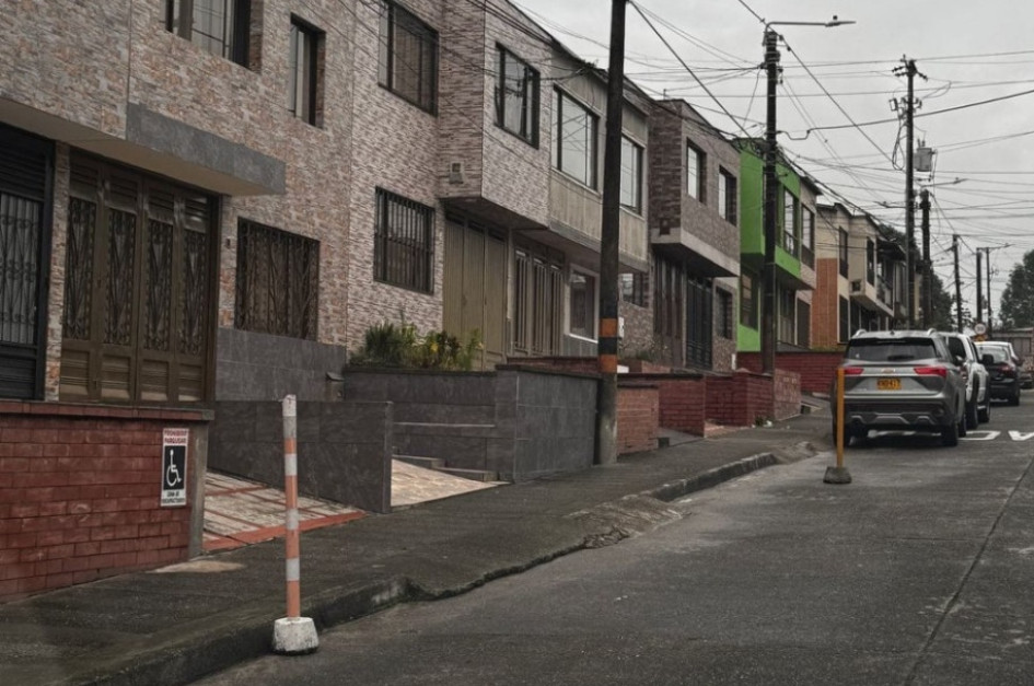 Las personas que desean entrar a la Universidad de Manizales con su vehículo, pero tienen pico y placa optan por estacionar en esta calle. Las personas que desean entrar a la Universidad de Manizales con su vehículo, pero tienen pico y placa optan por estacionar en esta calle.