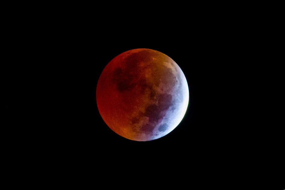 Vista de la luna llena este viernes, durante eclipse lunar, un fenómeno astronómico conocido como "luna roja", en Caracas (Venezuela). Vista de la luna llena este viernes, durante eclipse lunar, un fenómeno astronómico conocido como "luna roja", en Caracas (Venezuela).