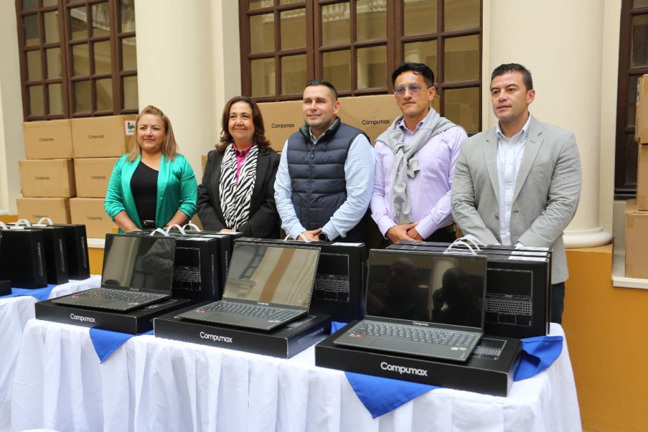 El secretario de Educación de Caldas, Luis Herney Vargas, entregó computadores a colegios de 26 municipios de Caldas. 