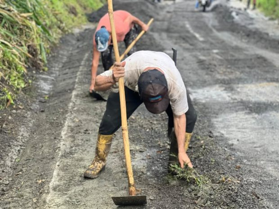 Se está realizando el riego de asfalto reciclado para mejorar la entrada al corregimiento, garantizando una vía más segura y en mejores condiciones para todos”. Se está realizando el riego de asfalto reciclado para mejorar la entrada al corregimiento, garantizando una vía más segura y en mejores condiciones para todos”.