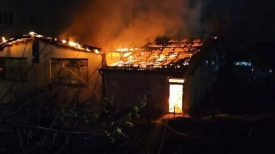 Las primeras informaciones indican que el fuego fue causado por el uso indebido de pirotecnia en el interior de la sala donde se realizaba un concierto. Las primeras informaciones indican que el fuego fue causado por el uso indebido de pirotecnia en el interior de la sala donde se realizaba un concierto.