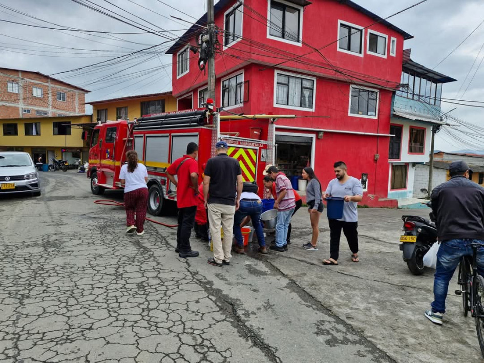 Carrotanque del Cuerpo de Bomberos de Marquetalia prestó el servicio a la comunidad del suministro de agua. Carrotanque del Cuerpo de Bomberos de Marquetalia prestó el servicio a la comunidad del suministro de agua.