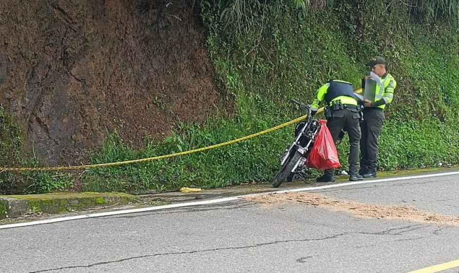 Al motociclista, aún sin identificar, lo hallaron dentro de una alcantarilla. Al motociclista, aún sin identificar, lo hallaron dentro de una alcantarilla.