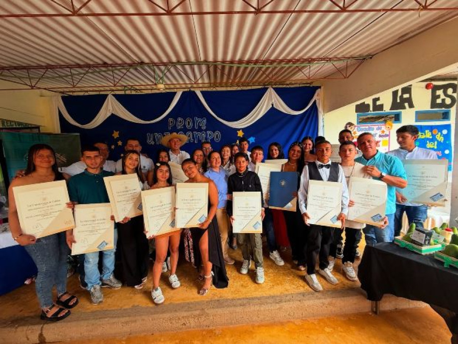 Grupo de graduados del colegio de La Estrella, de Norcasia en el oriente caldense, en saneamiento ambiental Grupo de graduados del colegio de La Estrella, de Norcasia en el oriente caldense, en saneamiento ambiental