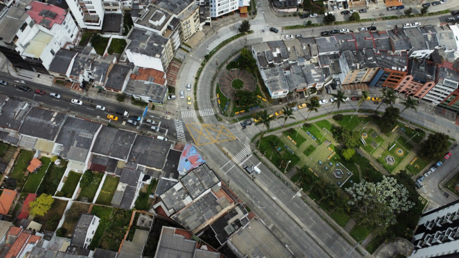 Preparan 'obras hermanas' en Manizales: a recuperar un parque donde grafitis y uso de drogas dejan sus firmas Un parque del barrio Palermo bordea el olvido. La Alcaldía de Manizales planea remodelarlo. La obra va de la mano con el proyecto de un intercambiador vial.