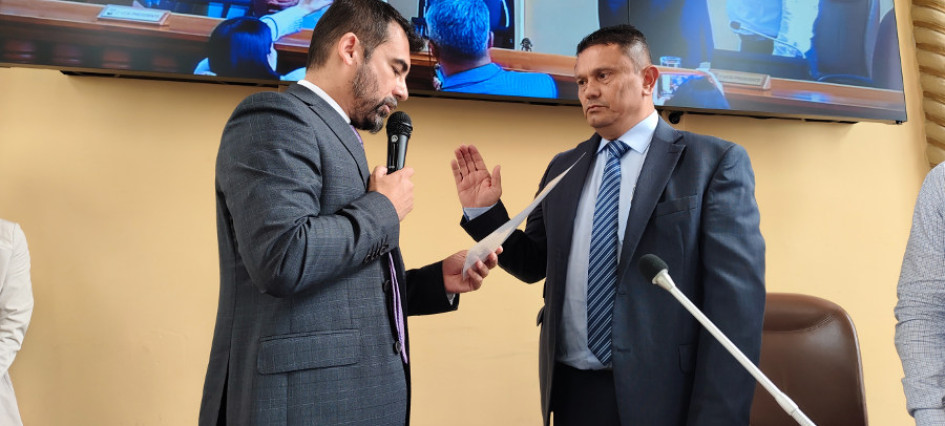 Alberto Bedoya, presidente de la Mesa Directiva de la Asamblea, fue el encargado de posesionar a Carlos Hernán Serna, ambos son del Partido Liberal. Alberto Bedoya, presidente de la Mesa Directiva de la Asamblea, fue el encargado de posesionar a Carlos Hernán Serna, ambos son del Partido Liberal.