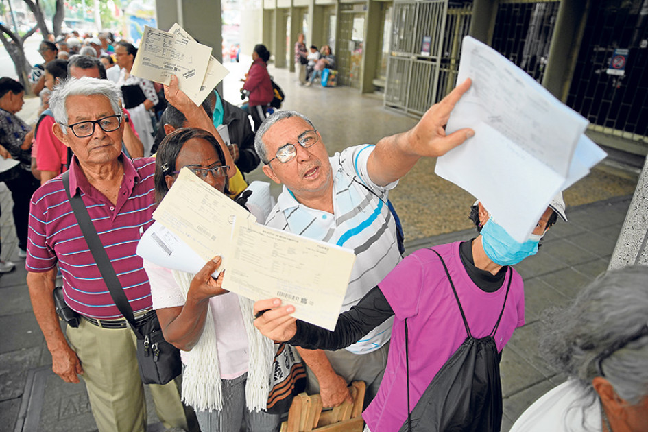 Foto | EFE | LA PATRIA  Los colombianos con sus fórmulas se quejan ante la escasez de medicamentos.