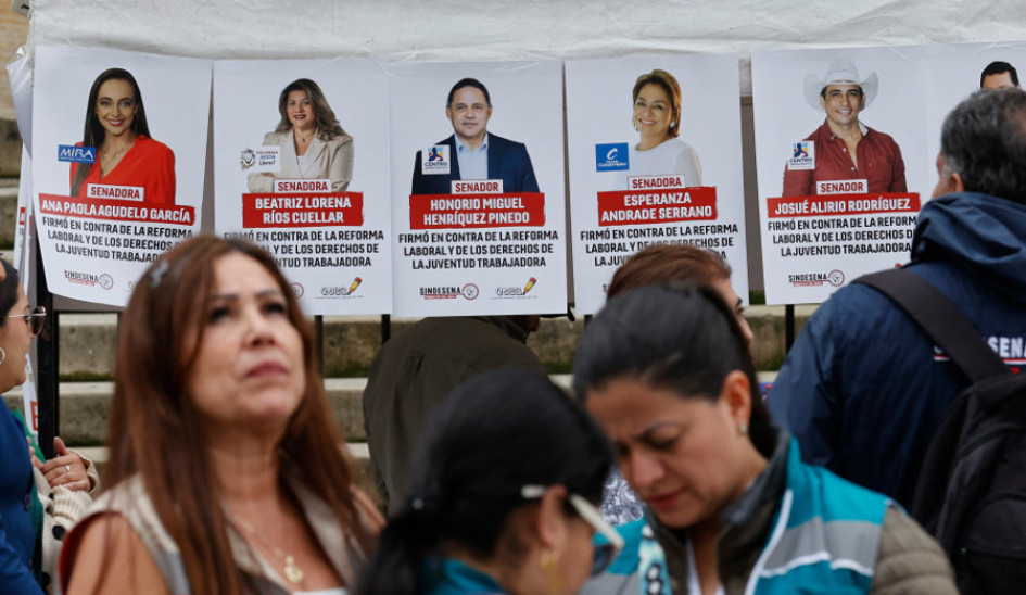 Trabajadores del Servicio Nacional de Aprendizaje (Sena) protestaron frente al Congreso de la República con fotografías de los senadores que archivaron la reforma laboral el pasado miércoles. Trabajadores del Servicio Nacional de Aprendizaje (Sena) protestaron frente al Congreso de la República con fotografías de los senadores que archivaron la reforma laboral el pasado miércoles.