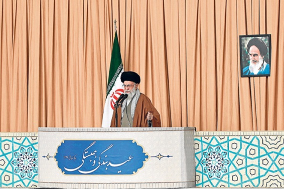 Una imagen facilitada por la oficina del líder supremo iraní muestra al ayatolá Alí Jamenei, hablando tras la oración del Eid-al-Fitr en la mezquita Mosallah de Teherán, Irán, el 31 de marzo de 2025.