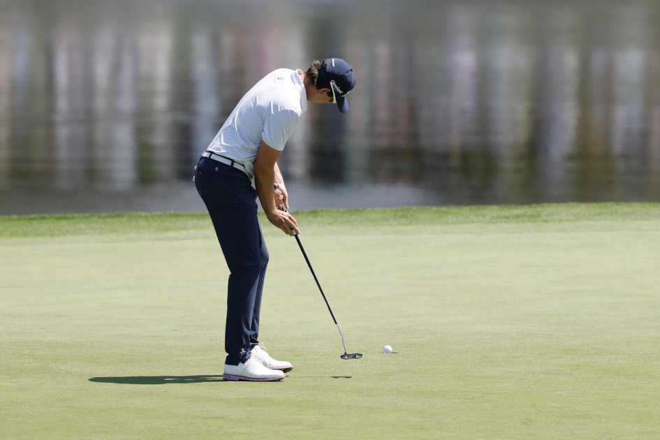 Nicolás Echavarría mete la bola en el tercer green durante el Concurso de Par 3 durante el Torneo Masters 2025 en el Augusta National Golf Club.