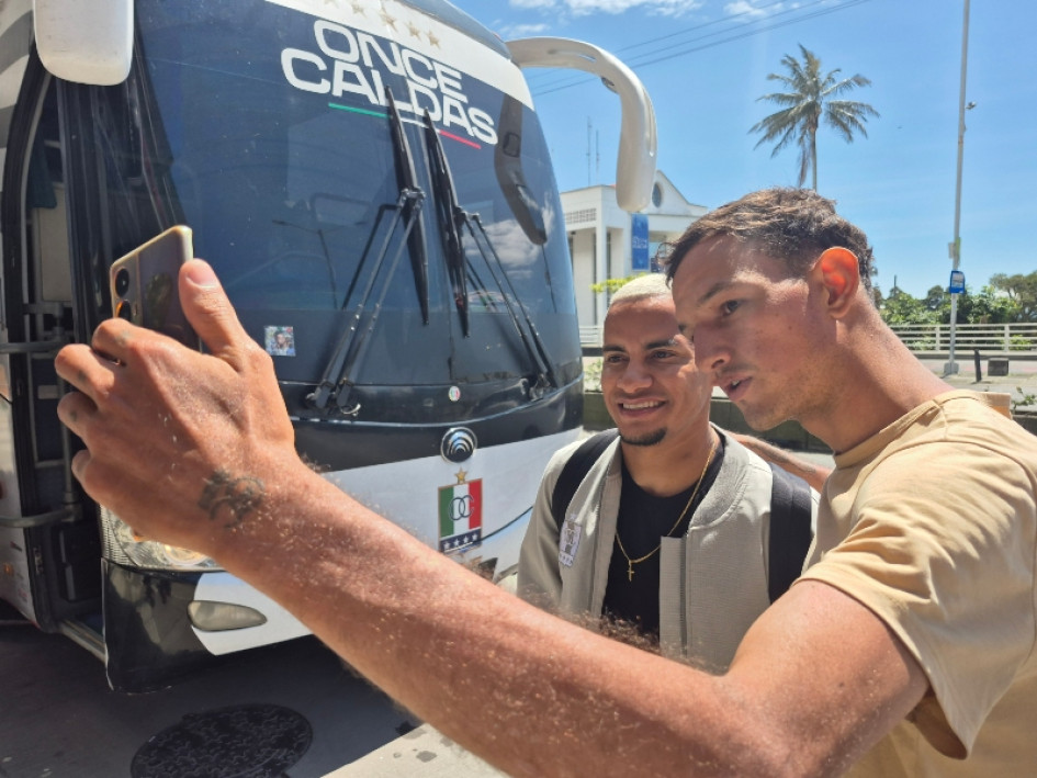 Michael Barrios posa para la foto con un aficionado del equipo antes de emprender el viaje a Viña del Mar (Chile), en donde hoy el Once Caldas jugará con Unión Española por la Copa Sudamericana.