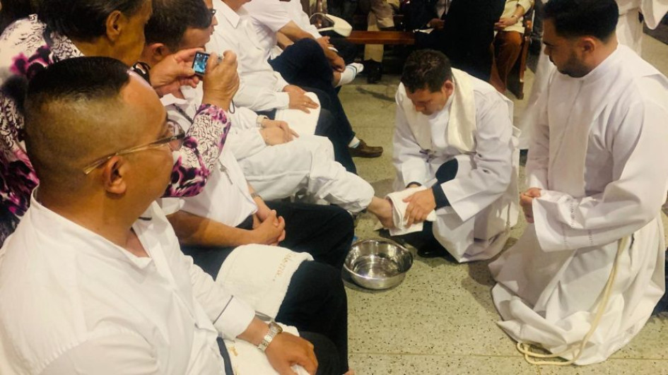 La Última Cena, un acto en donde el sacerdote lavó y besó los pies a los discípulos.