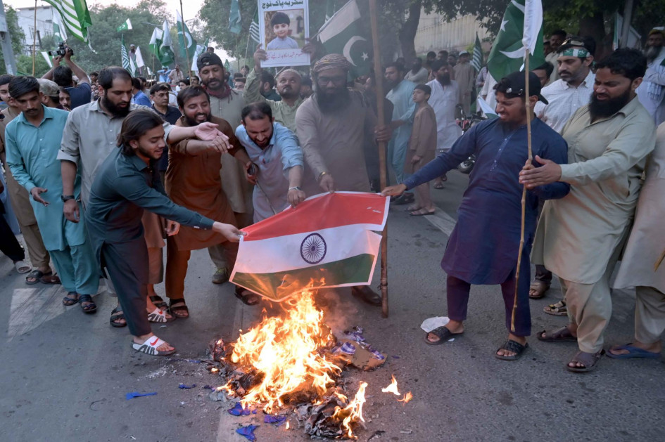 Simpatizantes del partido político islámico Liga Musulmana Markazi de Pakistán (PMML) queman una bandera india mientras celebran después de que se acordara un alto el fuego entre Pakistán y la India