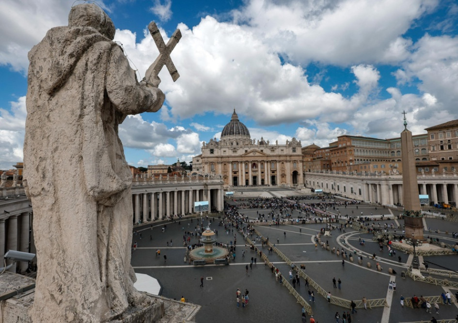 Nubes sobre la Plaza de San Pedro en el segundo día del cónclave, en la Ciudad del Vaticano, este jueves.