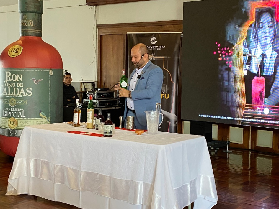 Foto | LA PATRIA  La pasión de Amaranta, un coctel inspirado en 100 años de soledad, fue una demostración en vivo en el evento. Se elaboró con bebidas como Ron Viejo de Caldas oscuro, 40 ml de jugo de corozo mezclado con flor de jamaica, vermut artesanal y cascarilla de café.