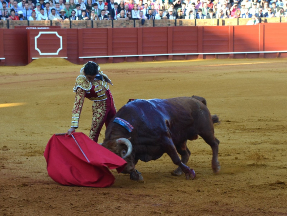 Derechazo de Miguel Ángel Perera al bravo segundo de la tarde de este martes en Sevilla.