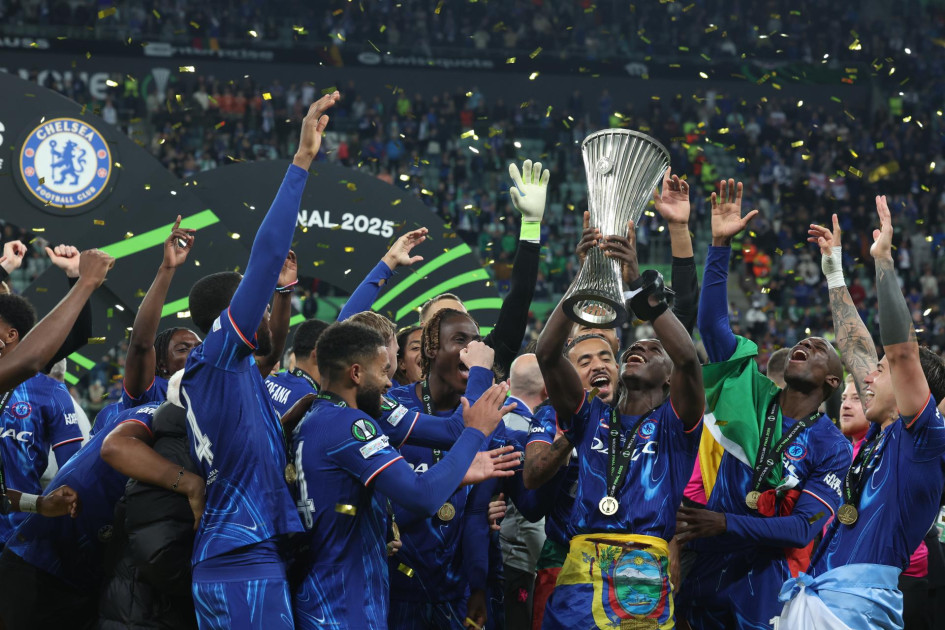 Los jugadores del Chelsea FC celebran con el trofeo tras ganar la final de la UEFA Europa Conference League ante el Real Betis, en Breslavia, Polonia, este 28 de mayo del 2025.