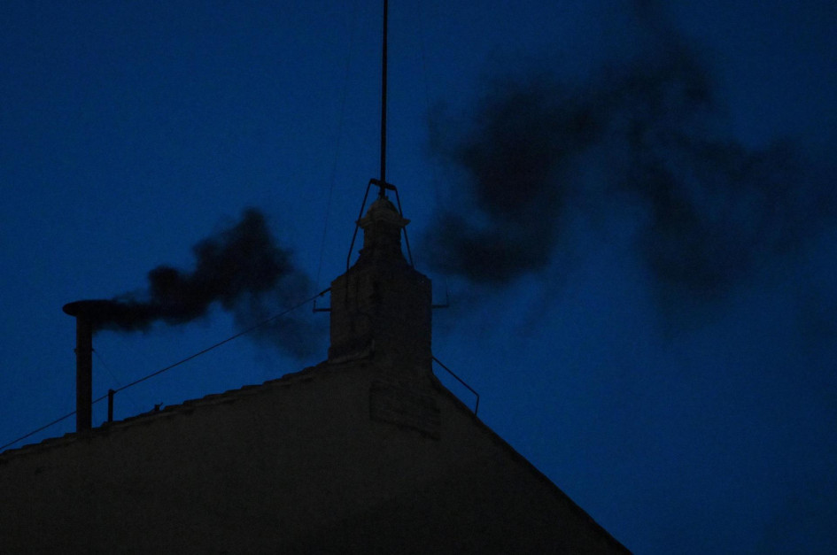  El humo negro comenzó a salir de la chimenea sobre la Capilla Sixtina a las 9:00 p.m. hora local.