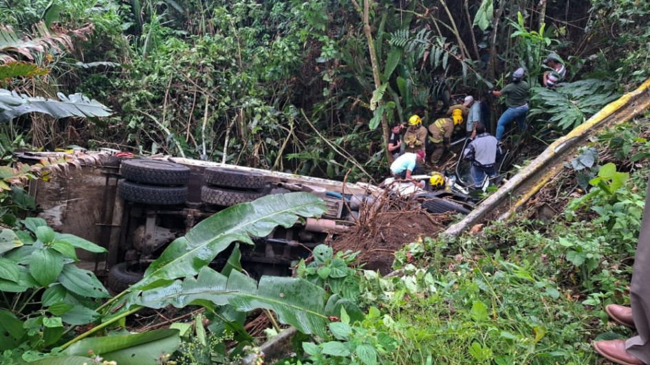 Dos trabajadores de la empresa de agua y aseo de Dosquebradas se accidentaron en el vehículo recolector de basura. Jhonny Rivera ayudó en su rescate