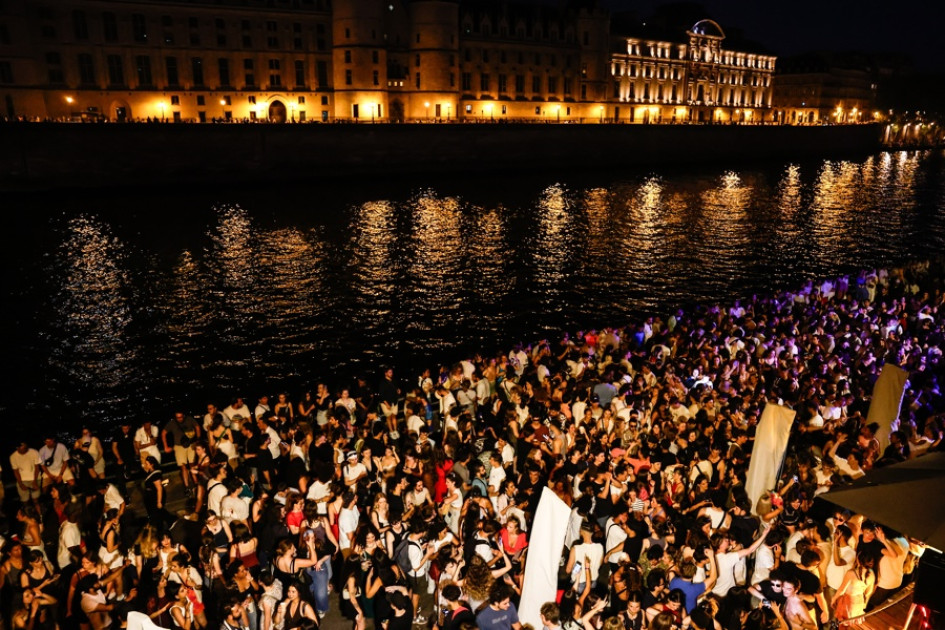 Asistentes durante la Fiesta de la Música en París, Francia.