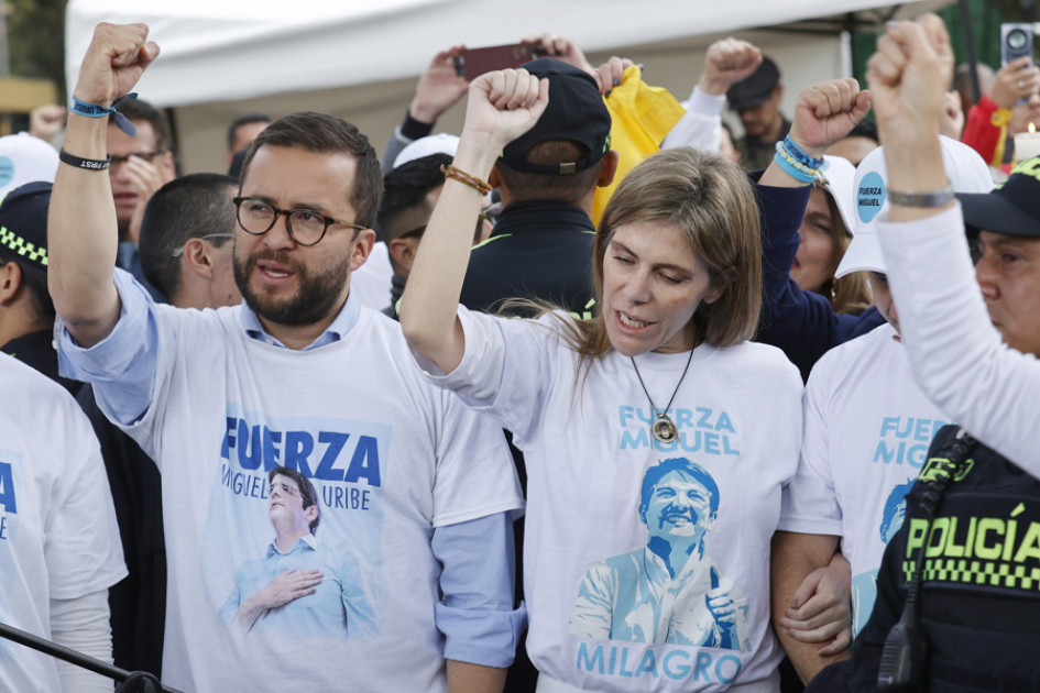 La hermana del senador Miguel Uribe, María Carolina Hoyos Turbay (d), y el Concejal de Bogotá Andrés Barrios (i),