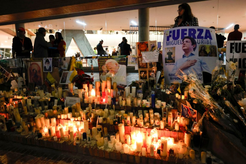 altar en honor al senador y precandidato presidencial colombiano Miguel Uribe Turbay este lunes, en la Fundación Santa Fe de Bogotá (Colombia).