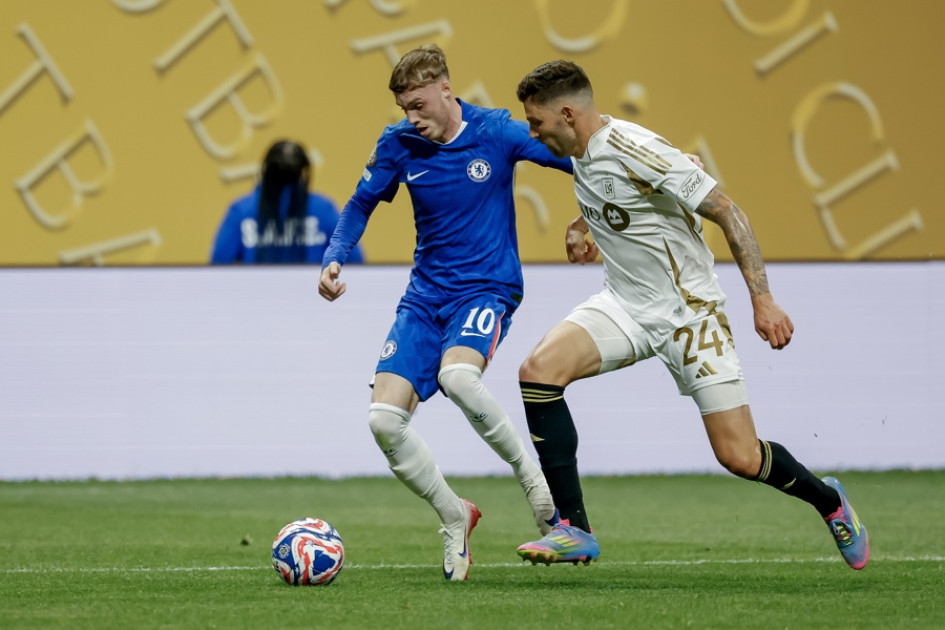 Cole Palmer (izq.), del Chelsea, en acción contra Ryan Hollingshead (der.) del Los Angeles FC.