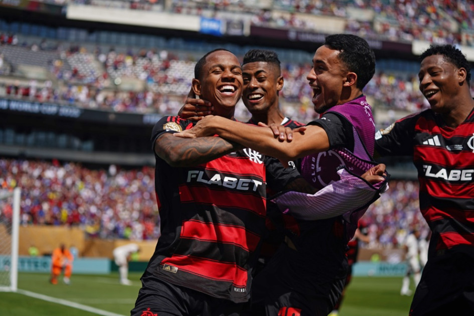 Wallace Yan (izq.) de Flamengo celebra con sus compañeros tras anotar el gol de la victoria por 3-1