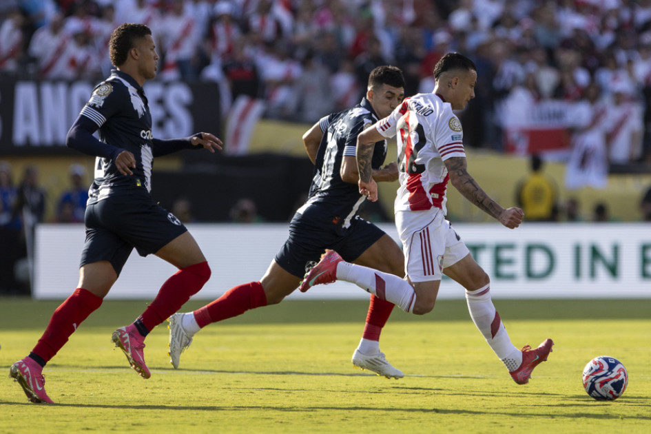 Kevin Castaño, de River, disputa un balón con Jorge Rodríguez y Nelson Deossa, de Monterrey este sábado.