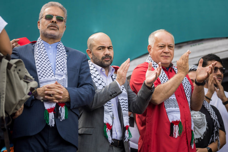 El embajador de Irán en Venezuela, Ali Chegini (i), el embajador de Palestina en Venezuela, Fadi Alzaben (c), y el ministro de Interior y Justicia de Venezuela, Diosdado Cabello, participan en una manifestación por la paz en Irán y Palestina este jueves, en Caracas.
