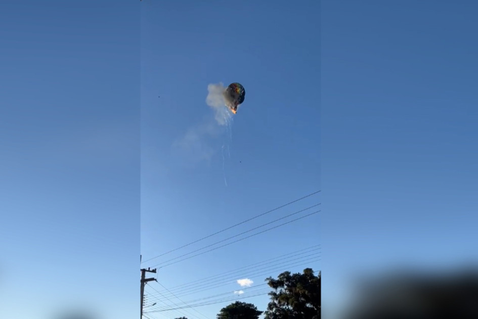 Captura de video tomado de redes sociales que muestra el incendio de un globo aerostático este sábado, en Santa Catarina (Brasil).