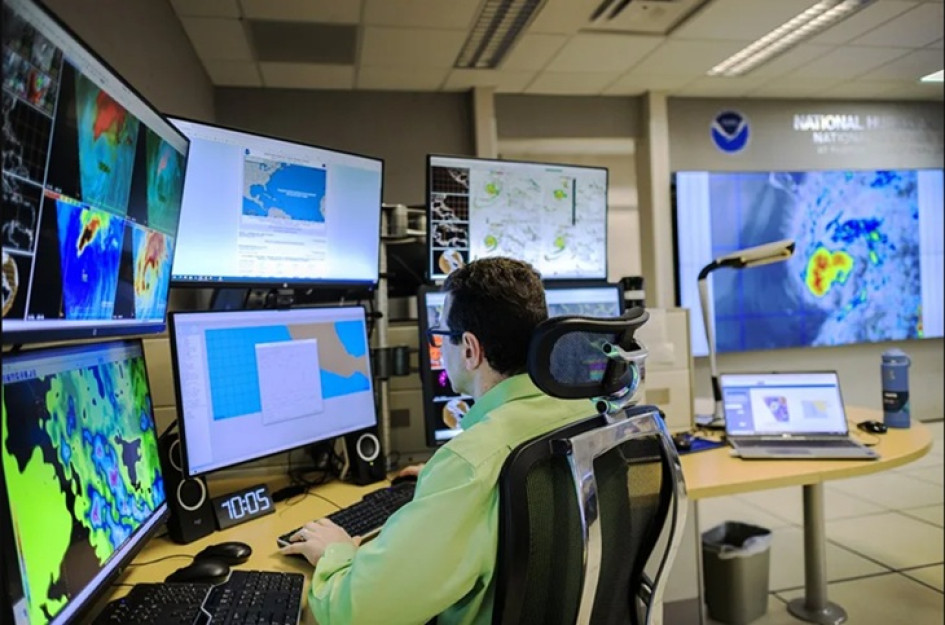 Foto | EFE | LA PATRIA Un miembro del personal del Centro Nacional de Huracanes trabaja en el Centro Nacional de Huracanes (NHC) de la Administración Nacional Oceánica y Atmosférica (NOAA) en Miami, Florida.