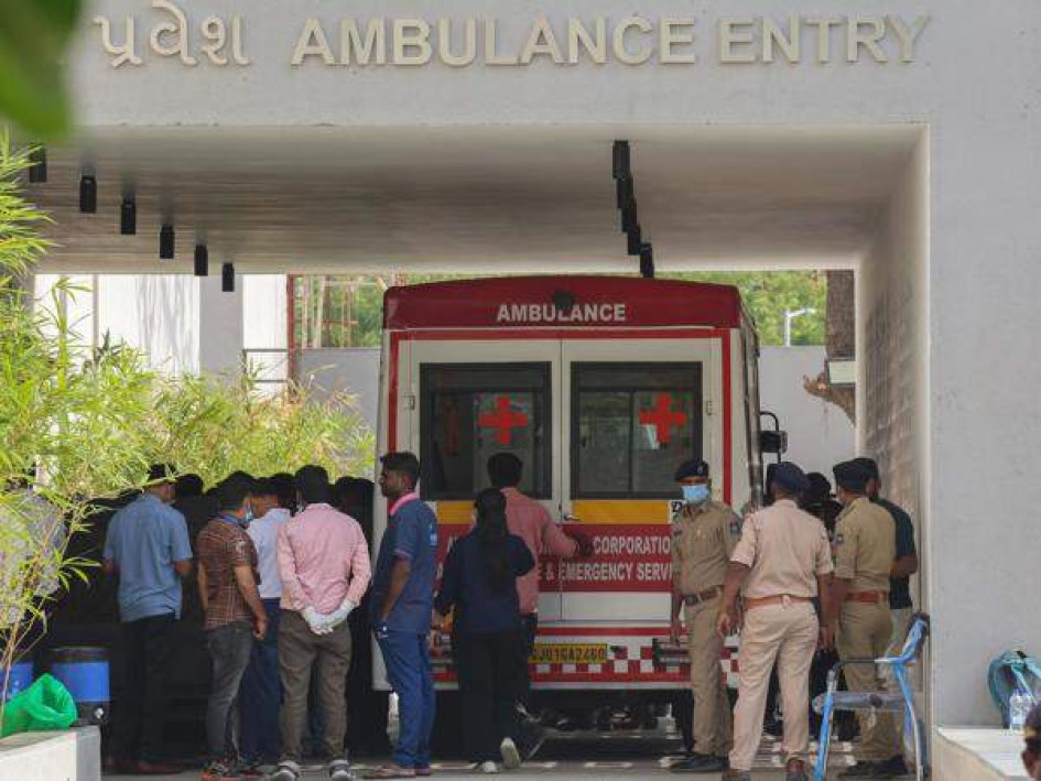 Una ambulancia permanece fuera del complejo mortuorio donde se conservan los restos de las víctimas de accidentes aéreos, en el Hospital Civil de Ahmedabad, Gujarat, oeste de la India, el 15 de junio de 2025.