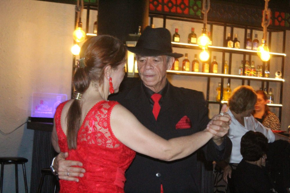 Foto | LA PATRIA   Camilo Ramos, bailarín, dice que “bailo con el alma del arrabal y el pulso de la nueva guardia. Mi tango honra el pasado y vibra con el presente”. 