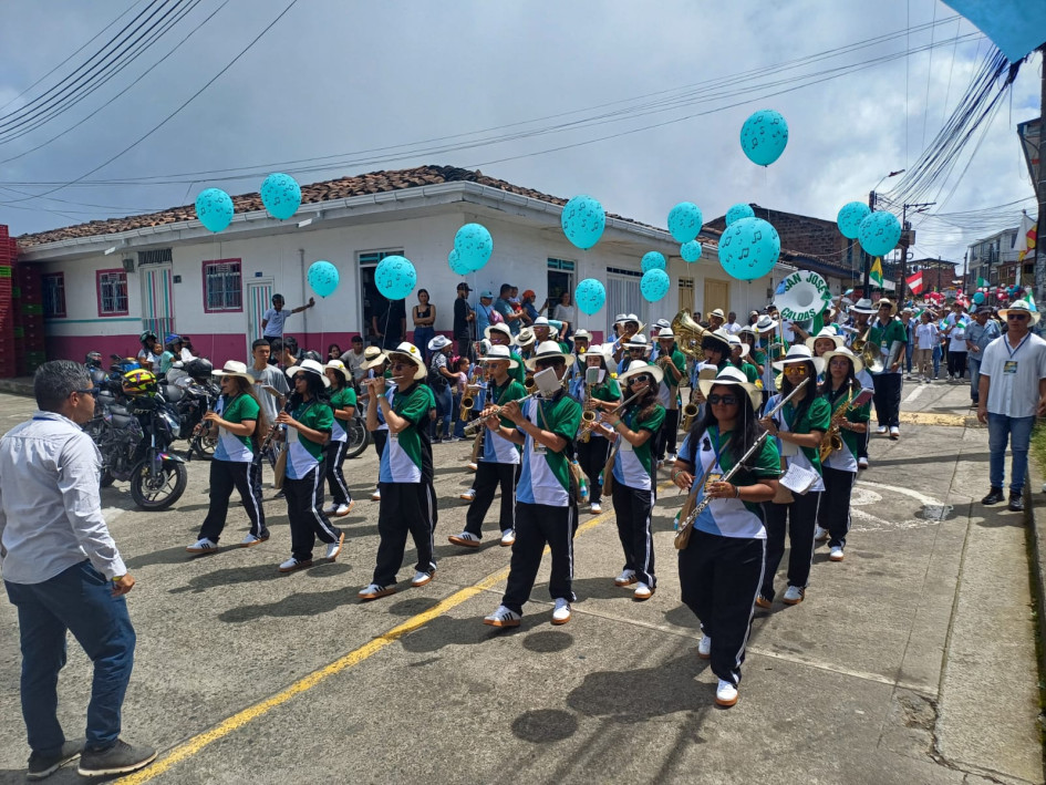 Unos 480 estudiantes compartieron en torno a la música.