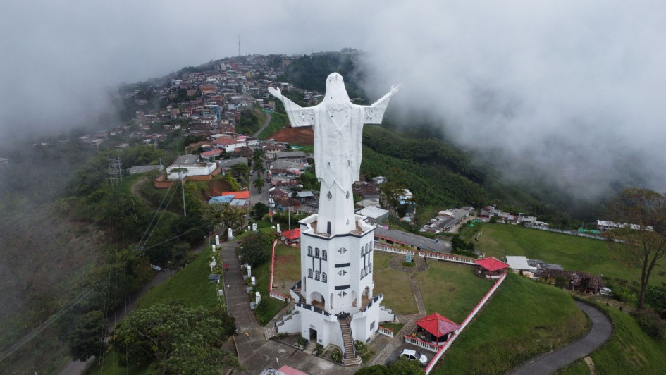 El Cristo de Belalcázar es otro destino turístico para resaltar en el occidente de Caldas. Está en Belalcázar y fue construido por el padre Antonio José Valencia e inaugurado en 1954. Tiene una altura de 45,5 metros y para llegar a él debe subir hasta el Cerro del Oso. Desde este monumento el visitante puede observar los ríos Risaralda y Cauca. Asimismo, 17 municipios de cuatro departamentos como el Águila (Valle del Cauca), Marsella, Santuario, Balboa y Belén de Umbría (Risaralda) y San José, Viterbo y Man