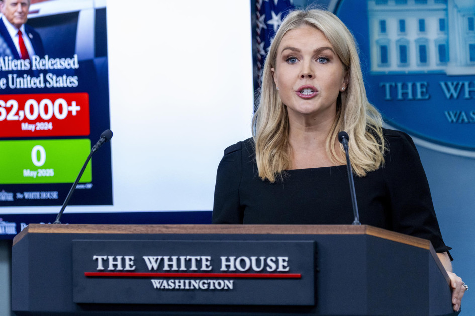 Fotografía de archivo fechada el 19 de junio del 2025 de la secretaria de prensa de la Casa Blanca, Karoline Leavitt. Ella cargó contra el canal CNN por una entrevista a Joshua Aaron, creador de la aplicación ICEBlock, que permite reportar la presencia de agentes del Servicio de Control de Inmigración y Aduanas (ICE, en inglés) y posibles redadas en las comunidades.