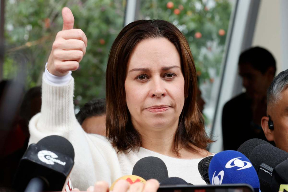 La esposa del senador y precandidato presidencial colombiano Miguel Uribe Turbay, María Claudia Tarazona, habla con la prensa este martes, en la Clínica Fundación Santa Fe, en Bogotá (Colombia). 