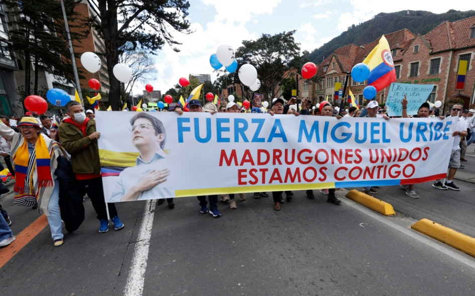 La Marcha del silencio, que se cumplió este domingo, fue convocada tras el atentado en el que fue gravemente herido el pasado 7 de junio el senador y precandidato presidencial Miguel Uribe Turbay, y tras la oleada terrorista que tres días después dejó ocho muertos y más de 80 heridos en el suroeste del país. 