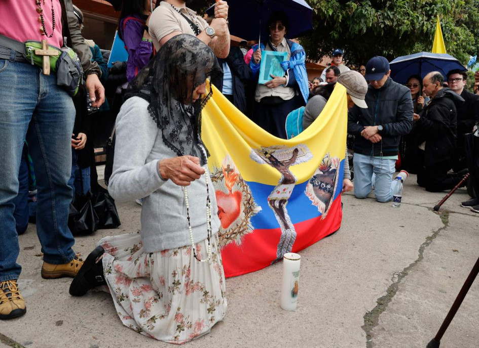 Personas rezan el rosario frente al hospital Fundación Santa Fe de Bogotá, por la pronta recuperación del senador Miguel Uribe, este sábado en Bogotá (Colombia). 