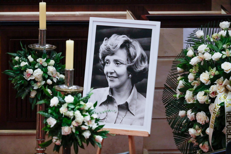 Fotografía de una imagen de la ex primera dama de Colombia Nydia Quintero, abuela del senador y precandiato presidencial Miguel Uribe Turbay, este lunes, en el Capitolio Nacional de Colombia en Bogotá (Colombia)