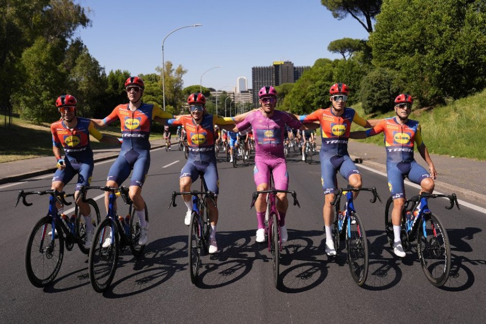 Simon Yates con la 'maglia rosa', acompañado con su equipo Visma Lease a Bike.