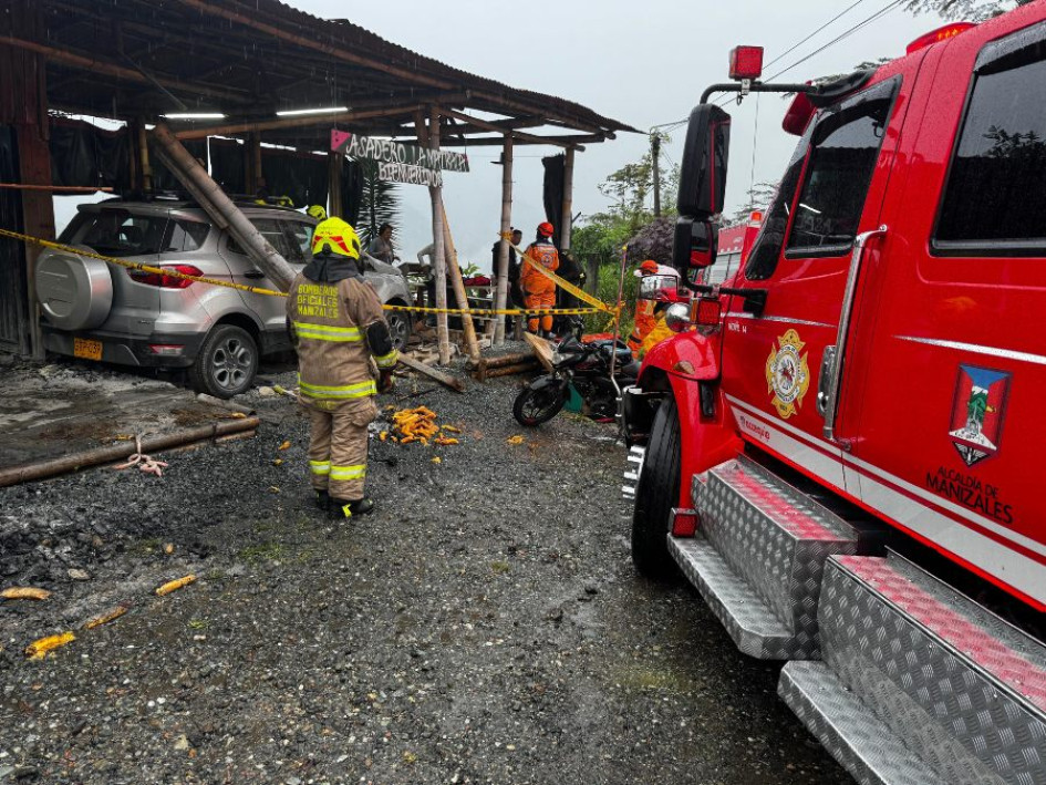 Así quedó este domingo la camioneta tras chocar contra el asadero La Matraca, en la antigua vía Manizales - Chinchiná.