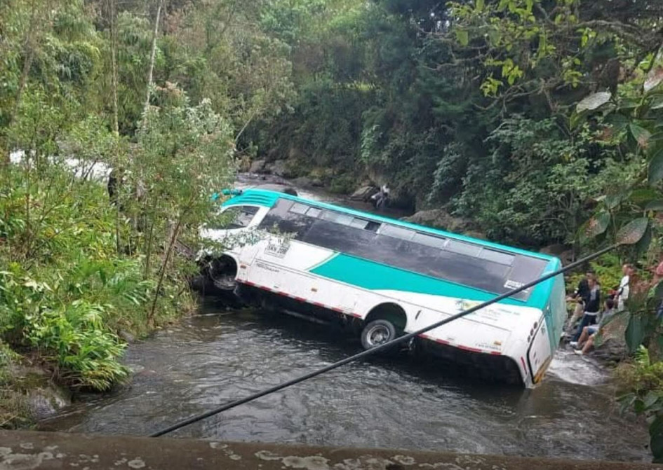Un bus de servicio especial cayó al río Quindío cerca del puente El Molino en Salento