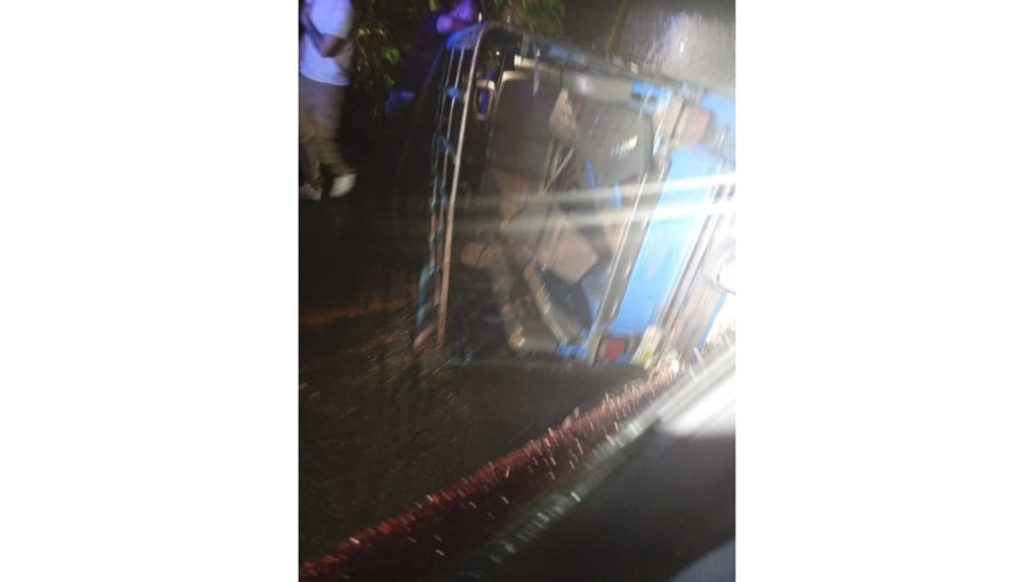 Campero volcado este lunes festivo.