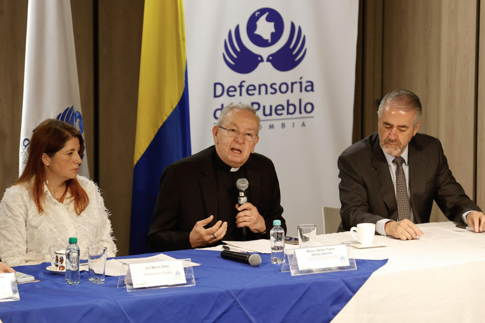 Monseñor Héctor Fabio Henao (c) habla durante una reunión este martes, en Bogotá (Colombia). Representantes de 21 países, la Unión Europea (UE), las Naciones Unidas (ONU), la Organización de Estados Americanos (OEA) y la Iglesia católica se sumaron a un compromiso para que en Colombia haya un proceso electoral libre y en paz en 2026, impulsado por la Defensoría del Pueblo.