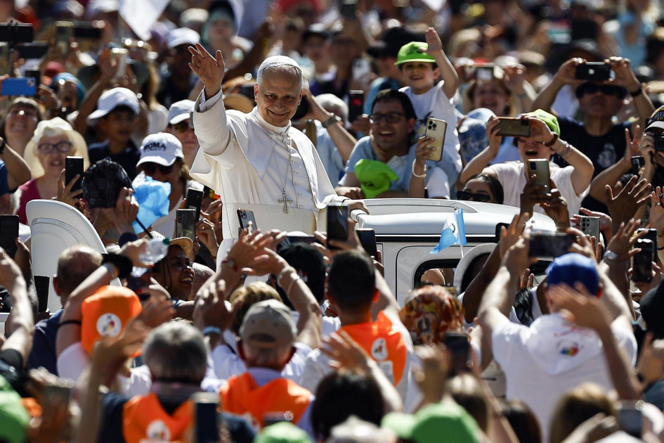 El papa León XIV recorrió la plaza sobre su papamóvil este domingo.
