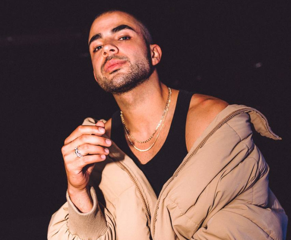 Juan Palau, actor y cantante, lanza su nuevo tema "Secretos".