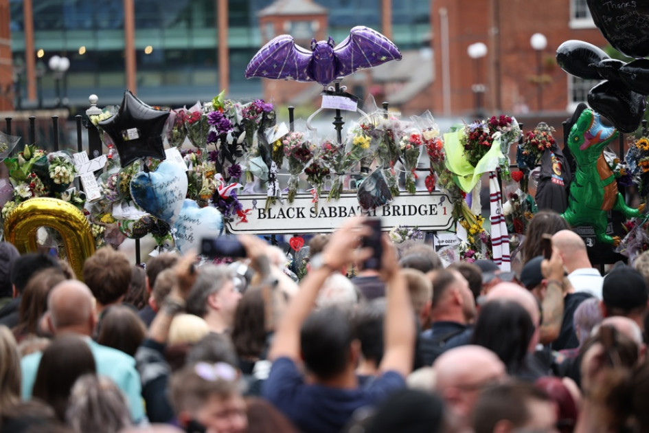  Los fanáticos observan el cortejo fúnebre del músico Ozzy Osbourne mientras pasa por el banco y el puente de Black Sabbath en Birmingham.